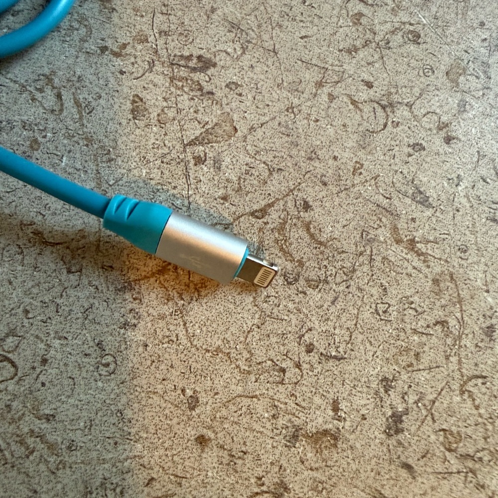 Source Unknown Blue, Green, and White USB Charging Cables - Picture 5 of 6